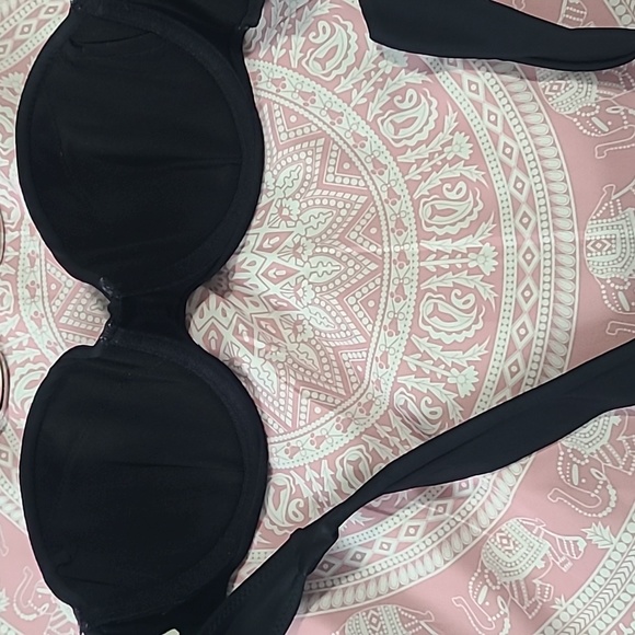 Woman's black bikini top - Picture 2 of 4